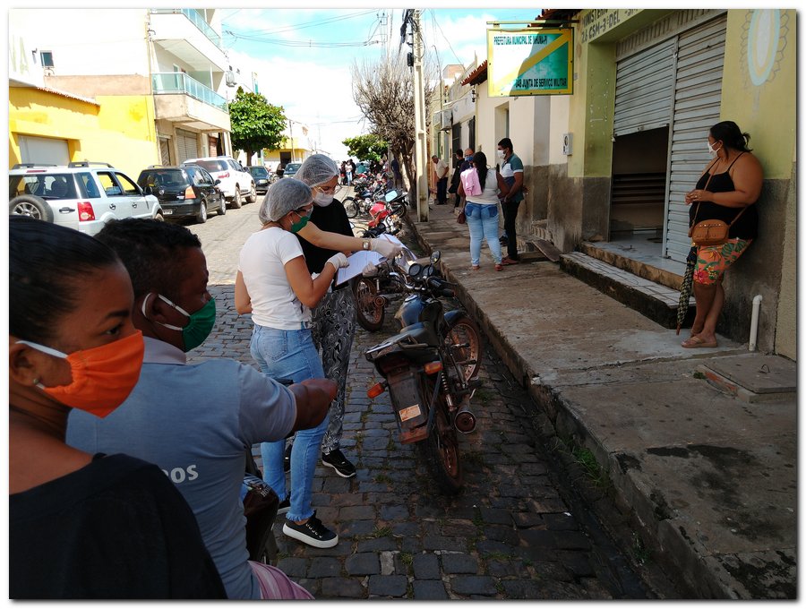Equipe de profissionais da Secretaria Municipal de Saúde distribuem mascaras  - Imagem 9