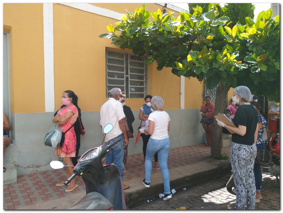 Equipe de profissionais da Secretaria Municipal de Saúde distribuem mascaras  - Imagem 7