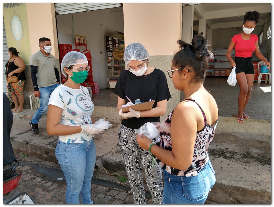 Equipe de profissionais da Secretaria Municipal de Saúde distribuem mascaras  - Imagem 8