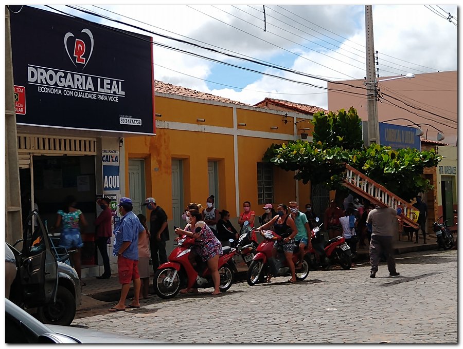 Equipe de profissionais da Secretaria Municipal de Saúde distribuem mascaras  - Imagem 5