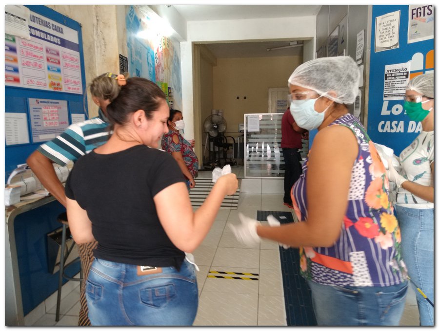 Equipe de profissionais da Secretaria Municipal de Saúde distribuem mascaras  - Imagem 3