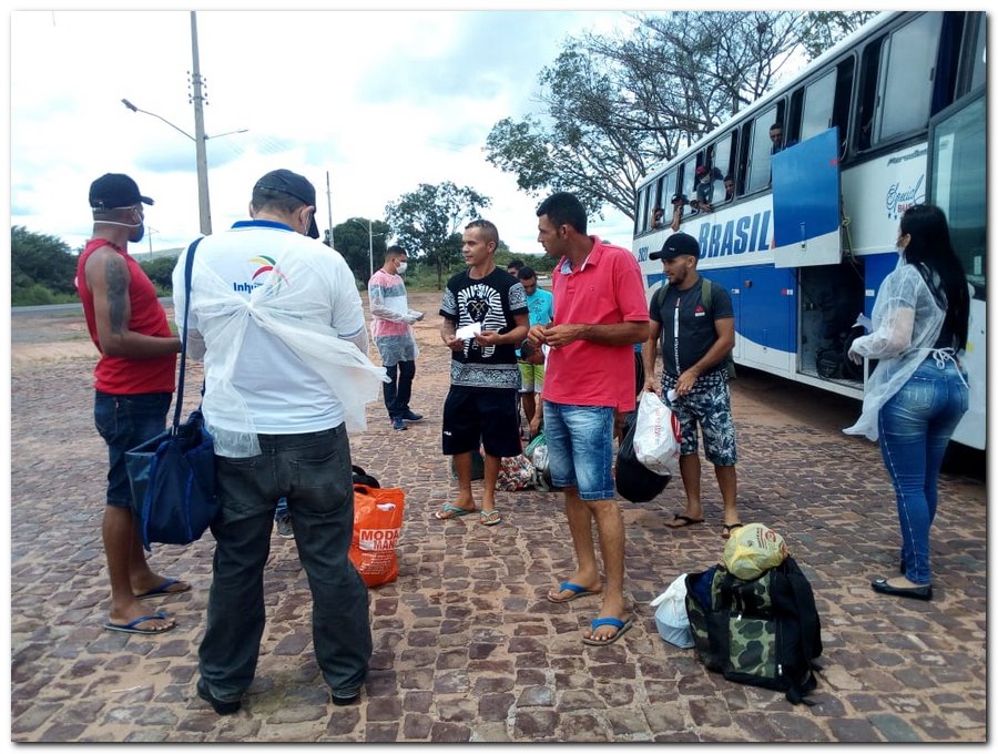 Equipe da Sáude de Inhuma abordam ônibus clandestinos que chegaram de São Paulo - Imagem 1