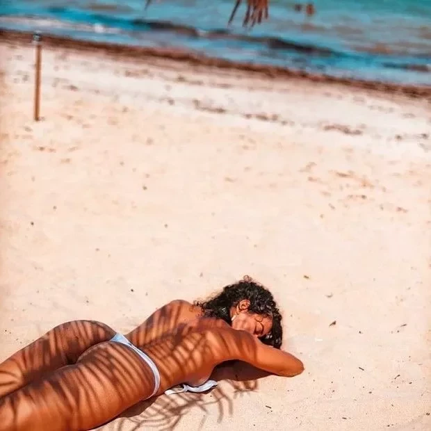 Confira 10 fotos de biquíni da ex-bbb Elana mostrando corpo escultural - imagem 18747