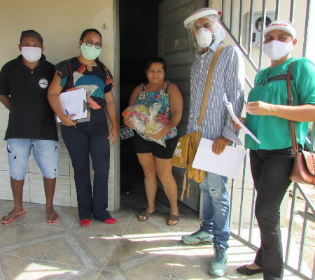 Recém-chegados em quarentena recebem cestas básicas e máscaras pela Prefeitura Municipal