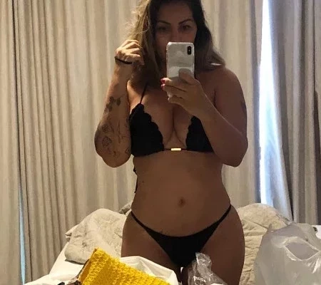 Aos 42 anos,  Walkyria Santos mostra corpão em 10 fotos sensuais