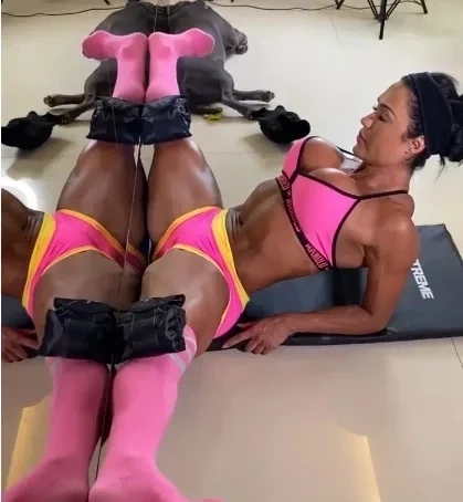 Gracyanne Barbosa dá show de flexibilidade em dia de treino; fotos - imagem 20288