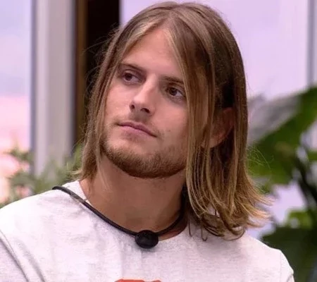 Saiba quem são os famosos que se assumiram LGBTQ+ em 2020 