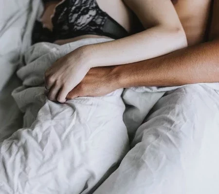 Saiba sete dicas para reinventar a conchinha e ter mais prazer no sexo