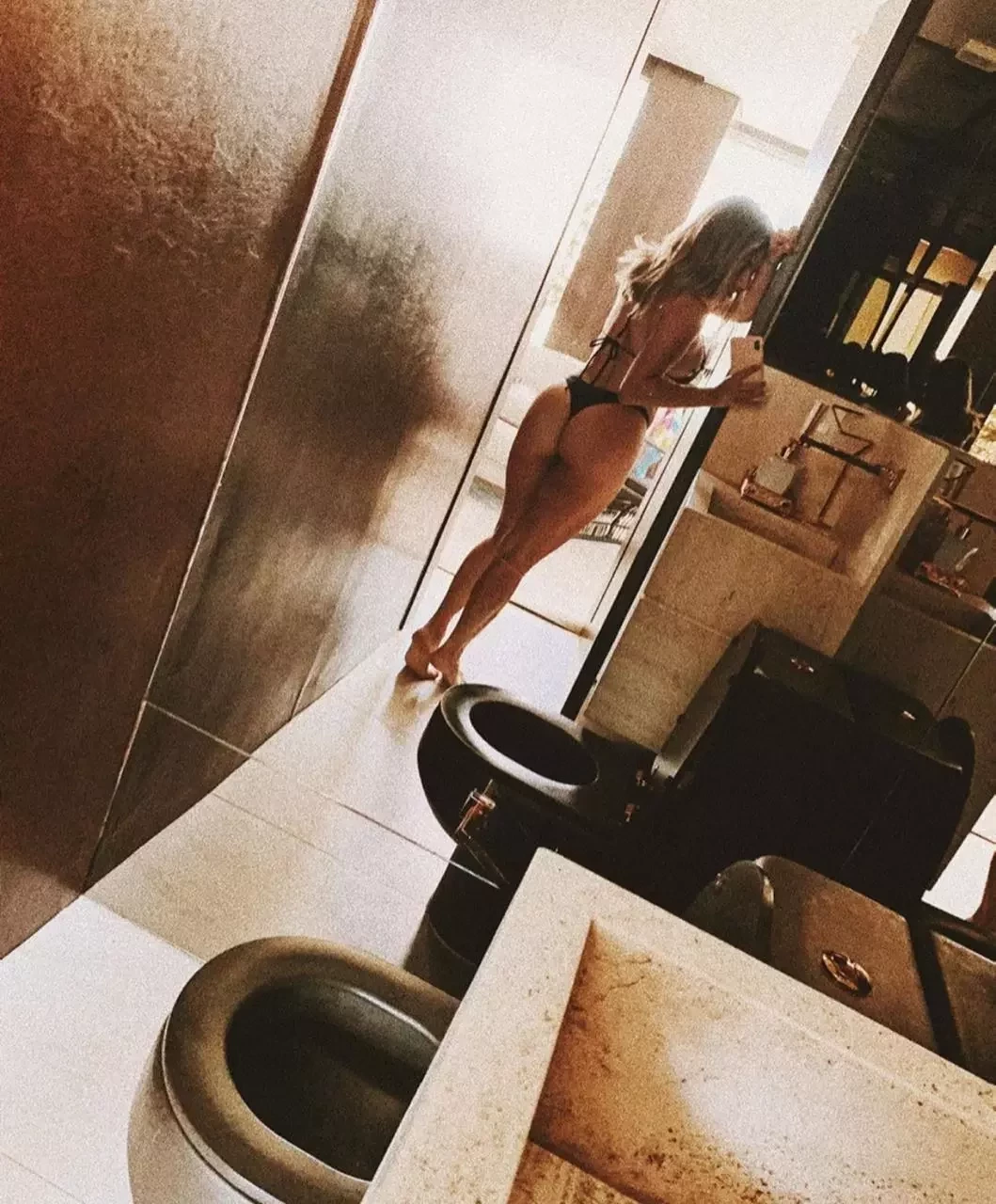 Humorista Gkay empina o bumbum em fotos sensuais no banheiro de casa - imagem 20836