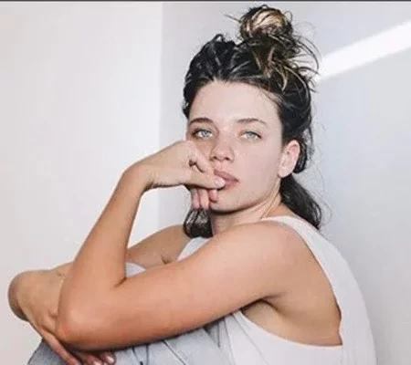 Saiba quem são as celebridades que assumiram os pelos nas axilas 