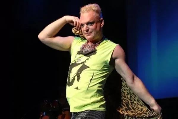 Conheça os famosos que assumiram ser portadores do vírus HIV - imagem 19772