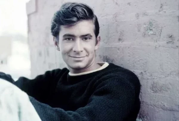 Conheça os famosos que assumiram ser portadores do vírus HIV - imagem 19768