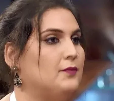 Participante do MasterChef é expulsa após servir ave crua e com penas