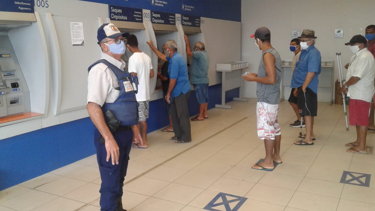 Prefeitura de Água Branca realiza ação para evitar aglomerações nas filas da Caixa Econômica - Imagem 3