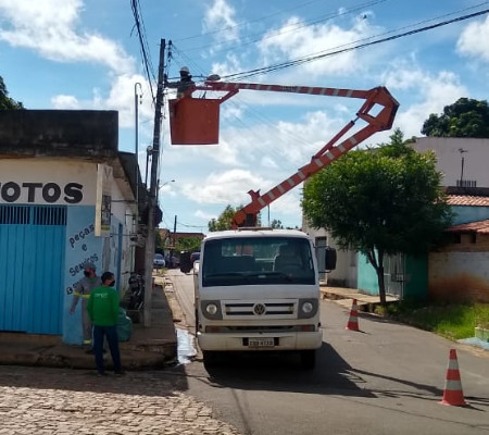 Prefeitura de Água Branca realiza manutenção do sistema de iluminação nos bairros Compasa e Campo Novo