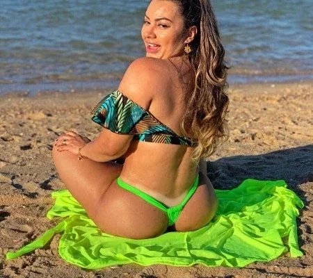  Veja 10 fotos da cantora Márcia Fellipe de biquíni com bumbum gigante