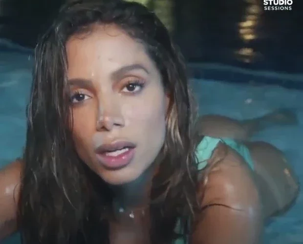 Anitta sensualiza na piscina e cava maiô no limite em partes íntimas - imagem 21595