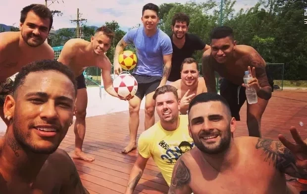 Saiba quem são os 'parças' famosos e anônimos de Neymar  - imagem 21614