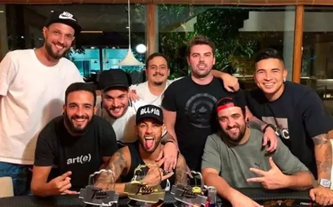 Saiba quem são os 'parças' famosos e anônimos de Neymar  - imagem 21624