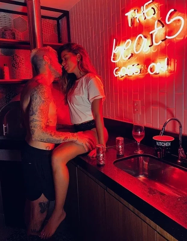 Anitta e Gui Araújo sensualizam com fotos quentes no Dia dos Namorados - imagem 21816