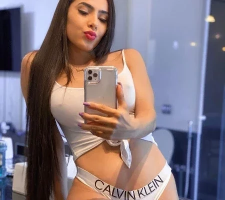 Veja fotos sensuais da cantora de forró que virou sucesso na internet