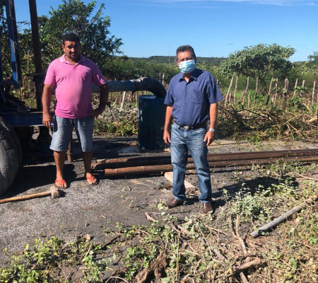 Prefeito Genival Bezerra visita mais duas obras de perfuração de poços tubulares
