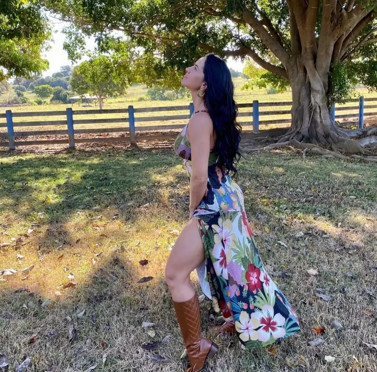 Graciele Lacerda exibe pernas torneadas com short curtinho; fotos - imagem 22051