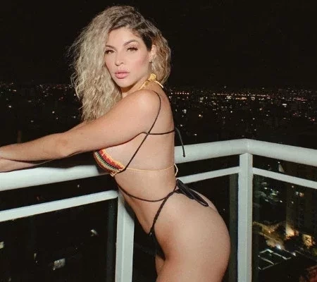 GKAY arrasa em cliques de fio-dental na varanda de seu apartamento