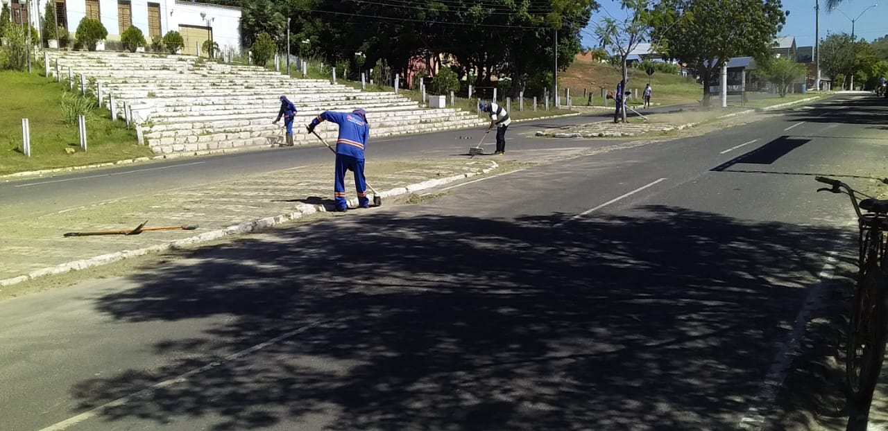 Prefeitura de Monsenhor Gil não cessa os trabalhos de limpeza das vias públicas, mesmo em tempos de pandemia - Imagem 4