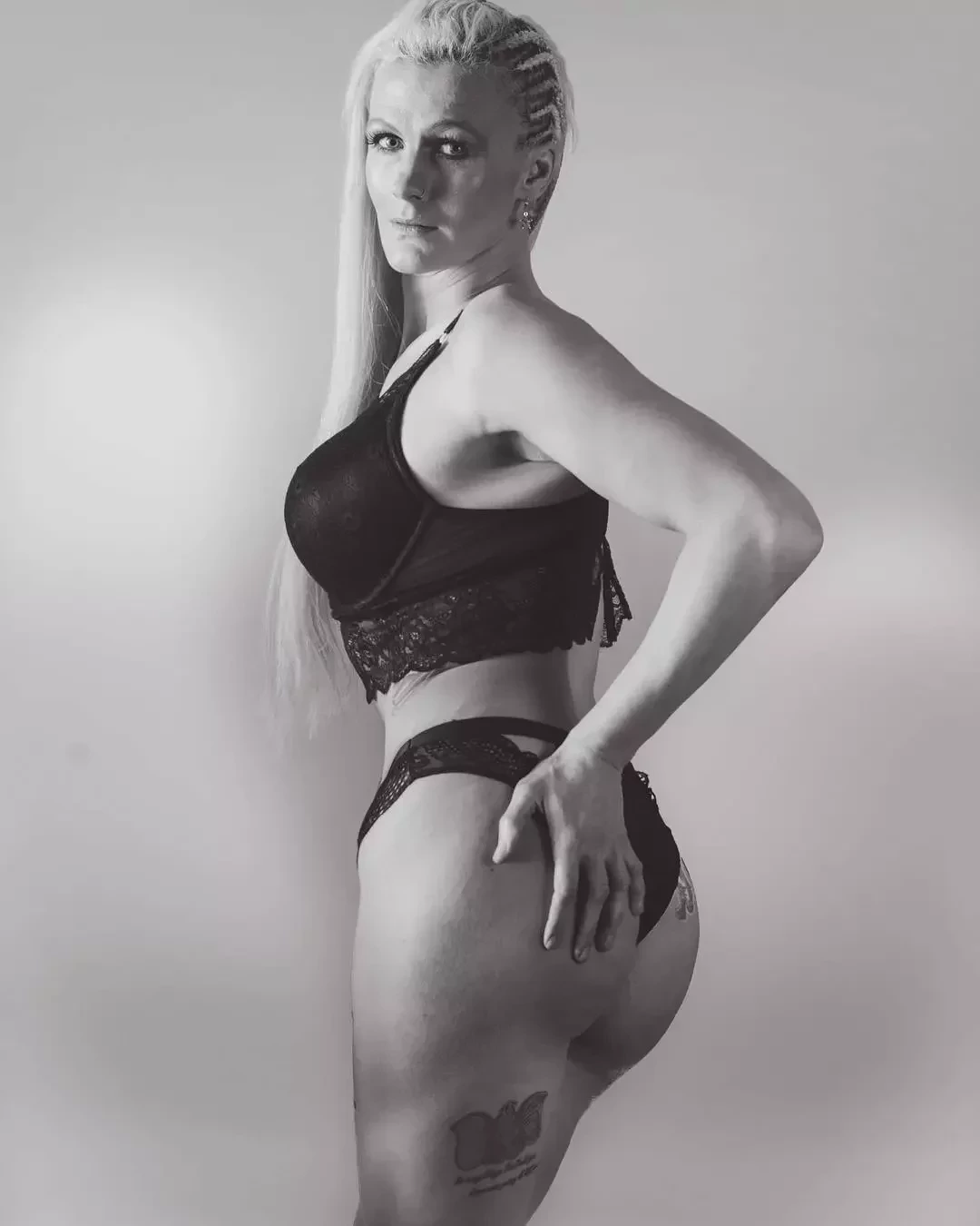 Com lutas canceladas, lutadora da UFC vende "nudes" na internet; fotos - imagem 22441