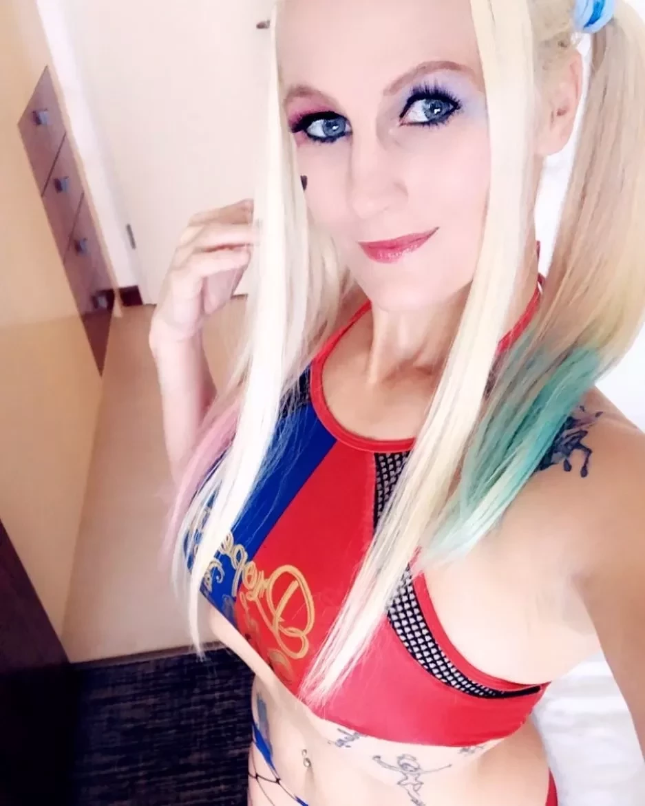 Com lutas canceladas, lutadora da UFC vende "nudes" na internet; fotos - imagem 22442