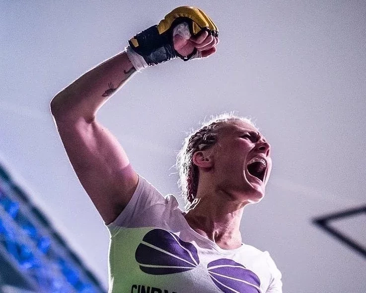 Com lutas canceladas, lutadora da UFC vende "nudes" na internet; fotos - imagem 22444