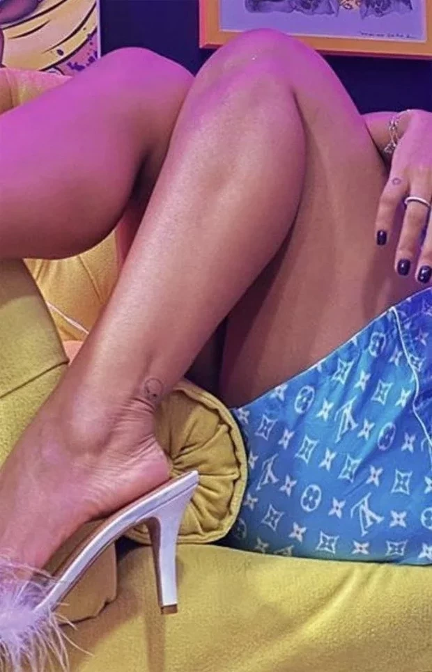 Anitta mostra nova tattoo no bumbum usando maiô cavado; fotos - imagem 21512