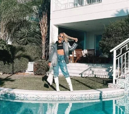 Sonsa posa em nova mansão de 4 mi e ganha elogio de Whindersson; fotos