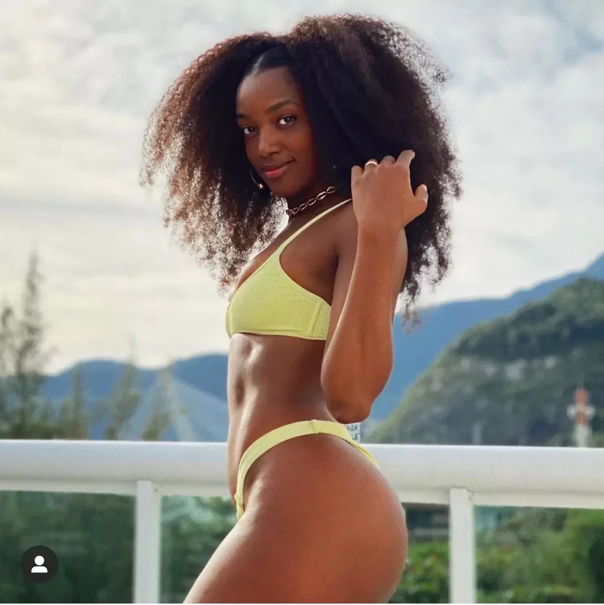 IZA posa sensual de biquíni, com cara limpa e cabelos naturais; fotos - imagem 22539