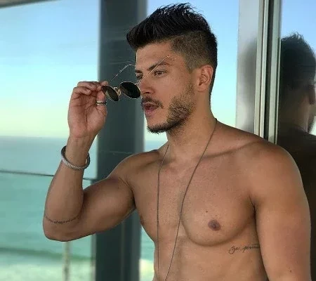 Saiba quais foram as famosas com quem Arthur Aguiar já se relacionou