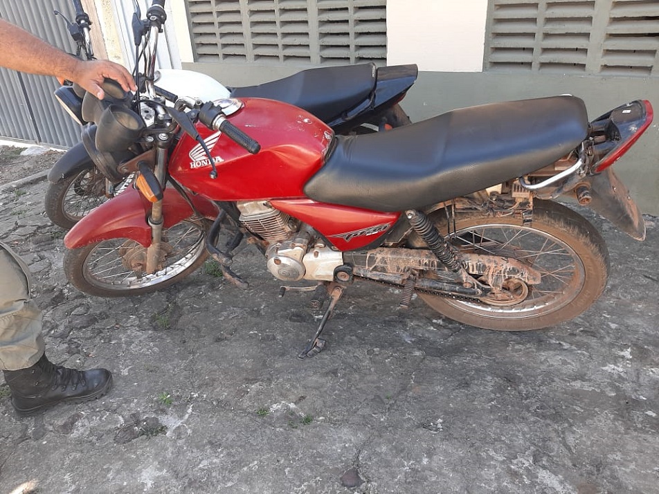 Polícia Militar apreende moto e arma de fogo na zona rural de São João do Arraial - Imagem 1