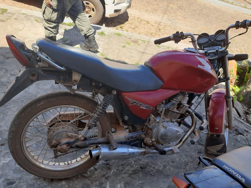 Polícia Militar apreende moto e arma de fogo na zona rural de São João do Arraial - Imagem 2