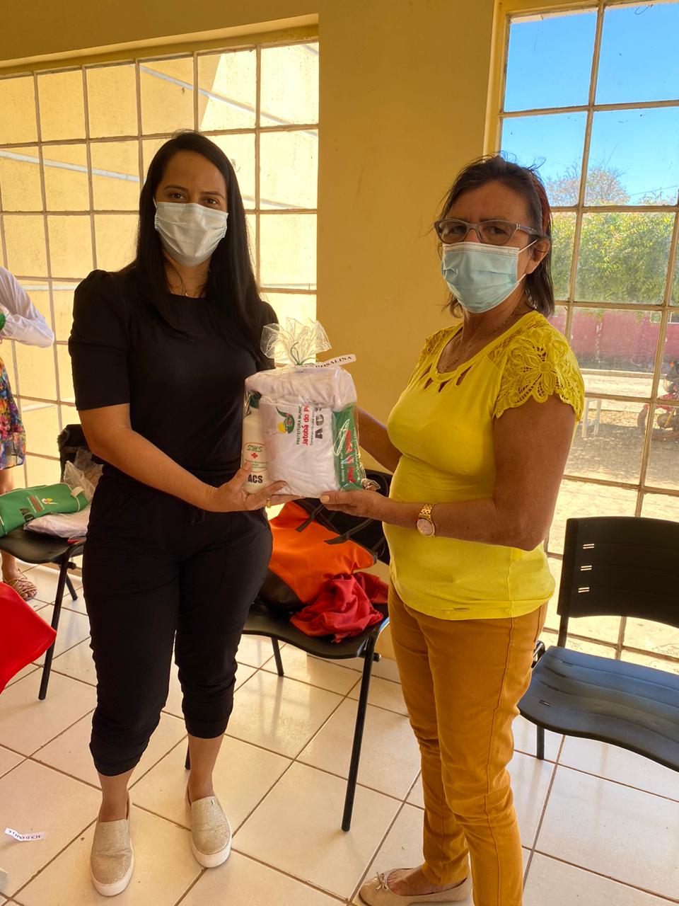 Secretária de saúde de Jatobá do Piauí Noemia Oliveira faz entrega de kits de EPI´s para as equipes de saúde do município - Imagem 7