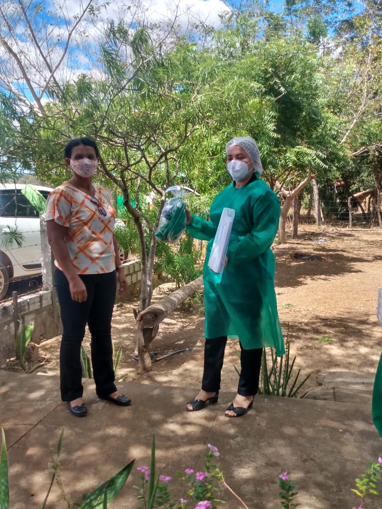 Secretária de saúde de Jatobá do Piauí Noemia Oliveira faz entrega de kits de EPI´s para as equipes de saúde do município - Imagem 3