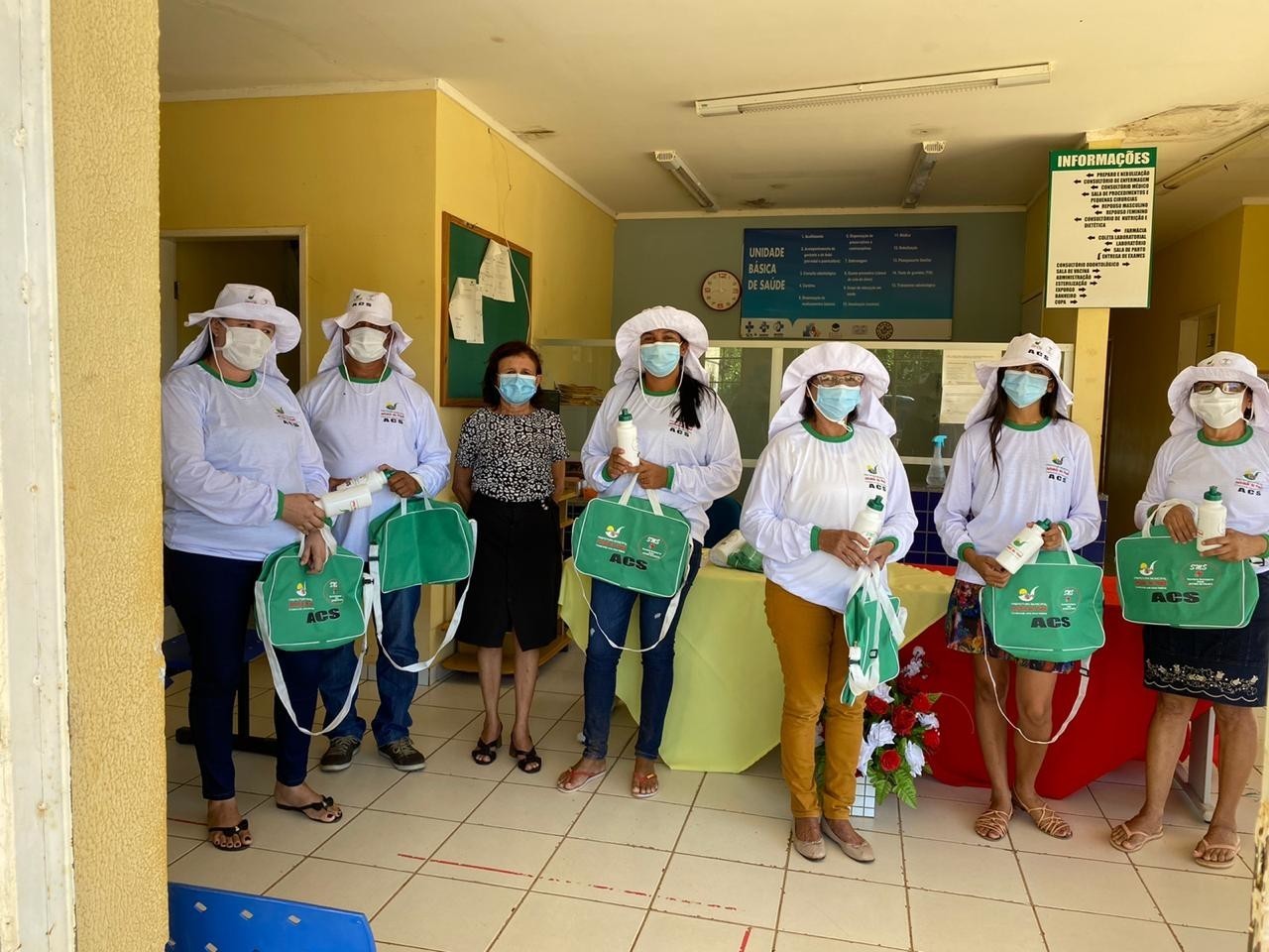 Secretária de saúde de Jatobá do Piauí Noemia Oliveira faz entrega de kits de EPI´s para as equipes de saúde do município