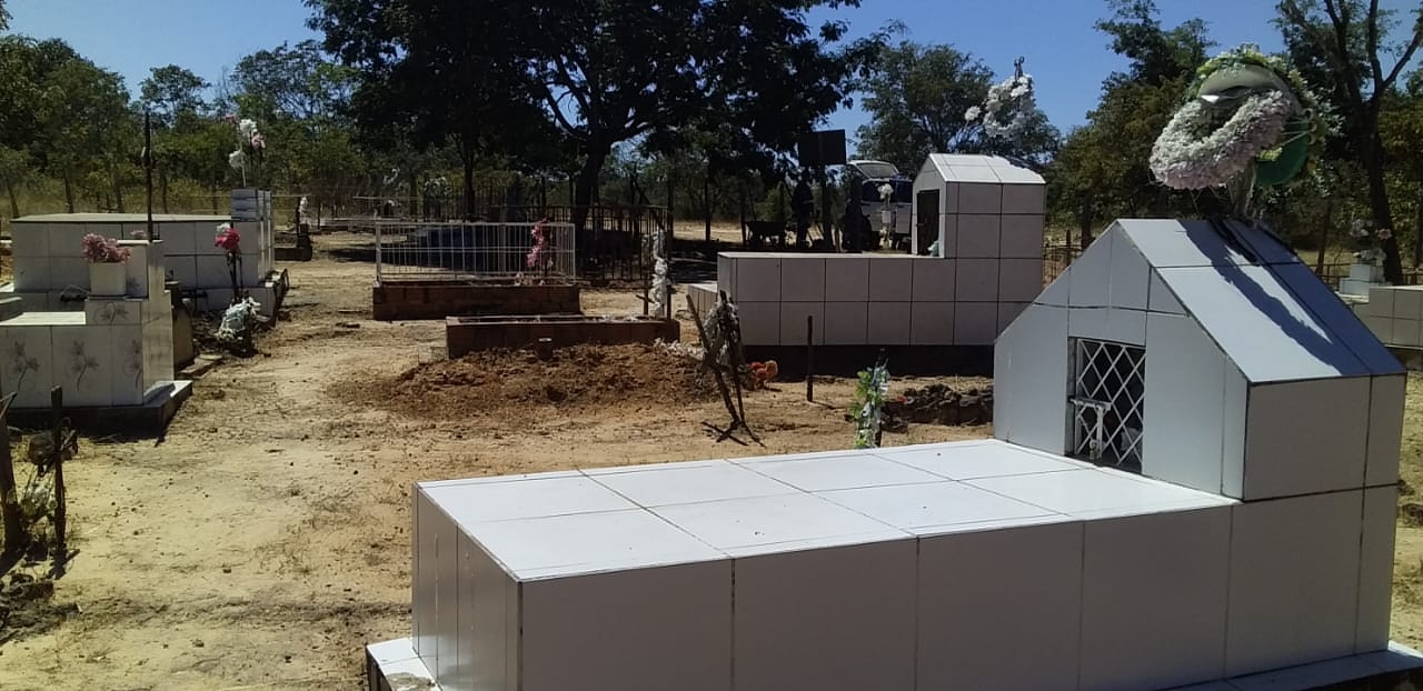 Respeito pelos mortos, prefeitura manda limpar cemitério - Imagem 6