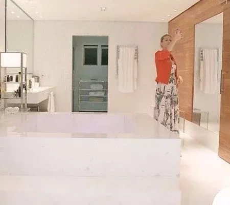 Famosos mostram banheiros na quarentena: Ana Hickman tem um de 120m²