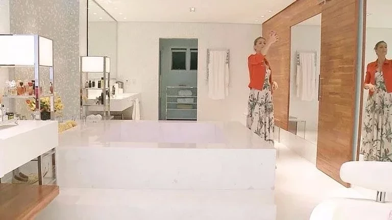 Famosos mostram banheiros na quarentena: Ana Hickman tem um de 120m² - imagem 22673