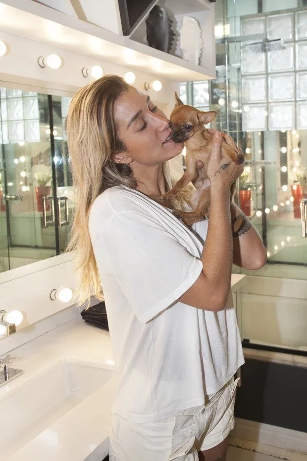 Famosos mostram banheiros na quarentena: Ana Hickman tem um de 120m² - imagem 22678