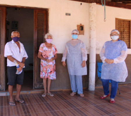 Secretaria da Assistência Social entrega máscara e álcool em gel para idosos. 