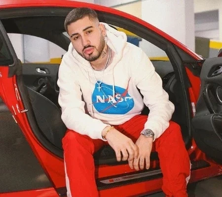 Kevinho tira onda com carrão de R$ 1,2 milhão: 'Favela venceu'; fotos