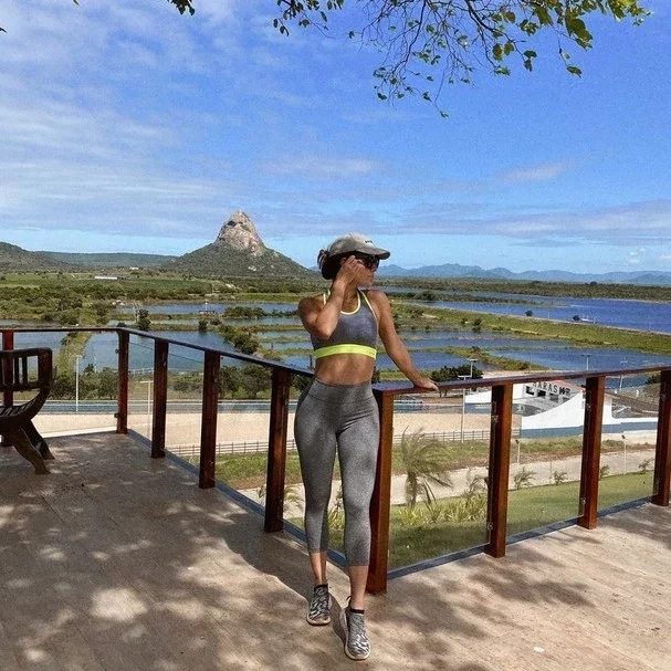 Mulher de Safadão posa em varanda e mostra vista incrível de fazenda - imagem 23154