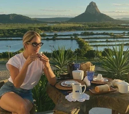 Mulher de Safadão posa em varanda e mostra vista incrível de fazenda
