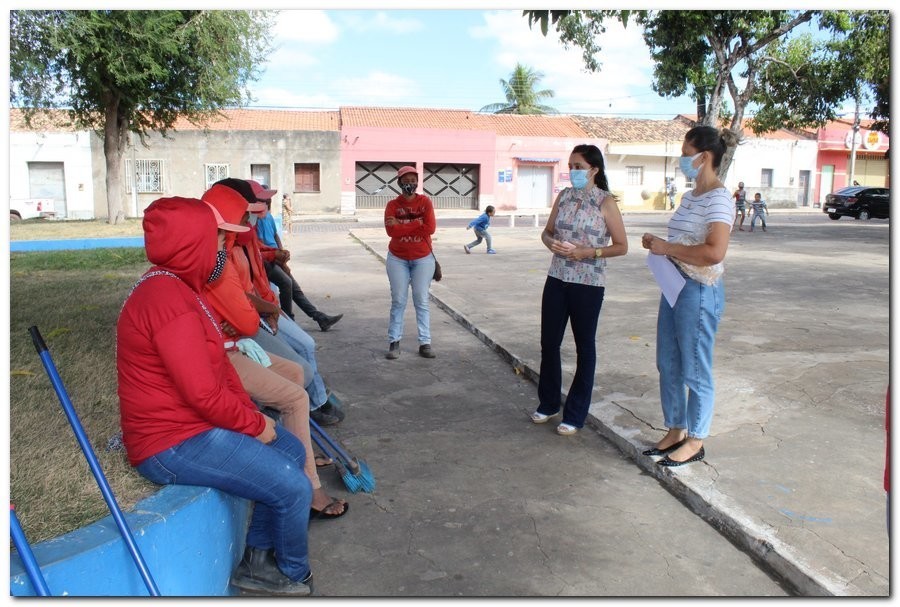 Gestão distribui máscaras para profissionais da limpeza e realiza testagem em agentes de endemias